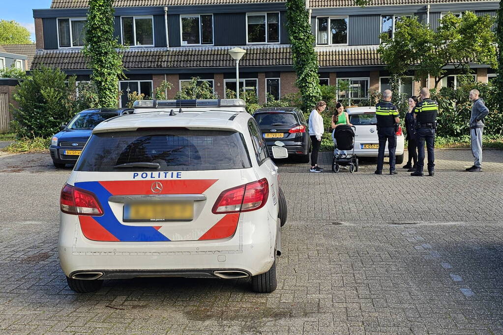 Brandweer slaat ruit auto in om peuter te bevrijden