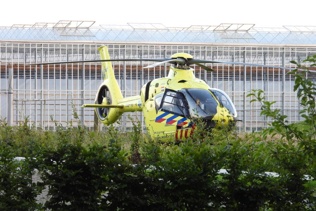 Persoon ernstig gewond na val van paard