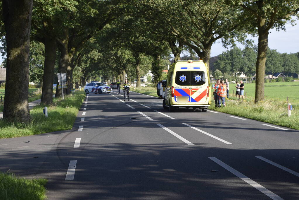 Auto belandt op op zijn kant na botsing