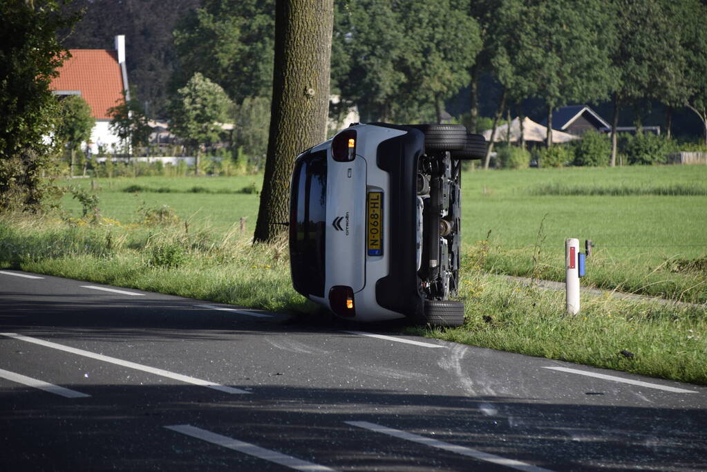 Auto belandt op op zijn kant na botsing