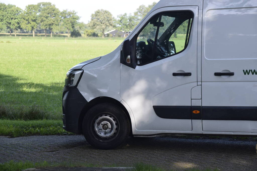 Auto belandt op op zijn kant na botsing