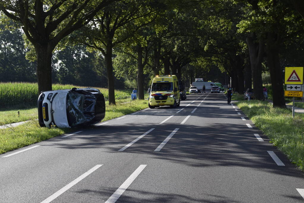 Auto belandt op op zijn kant na botsing