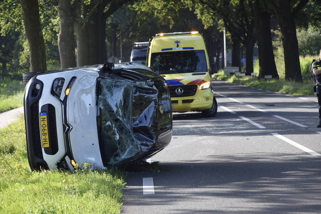 Auto belandt op op zijn kant na botsing