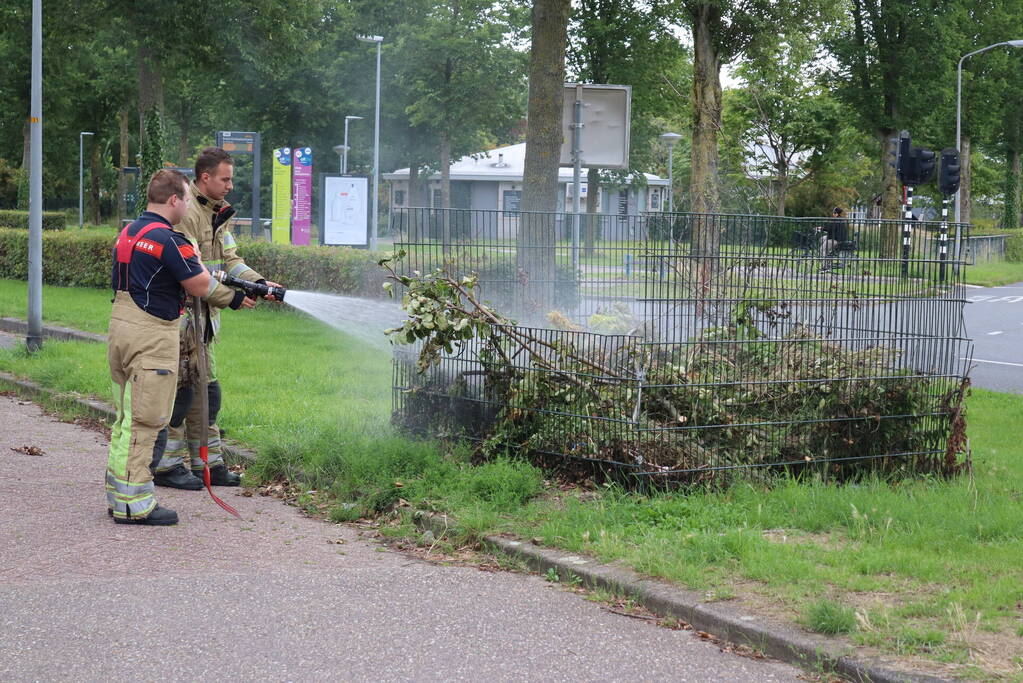 Brandweer ontdekt brand in blad- en snoeikorf