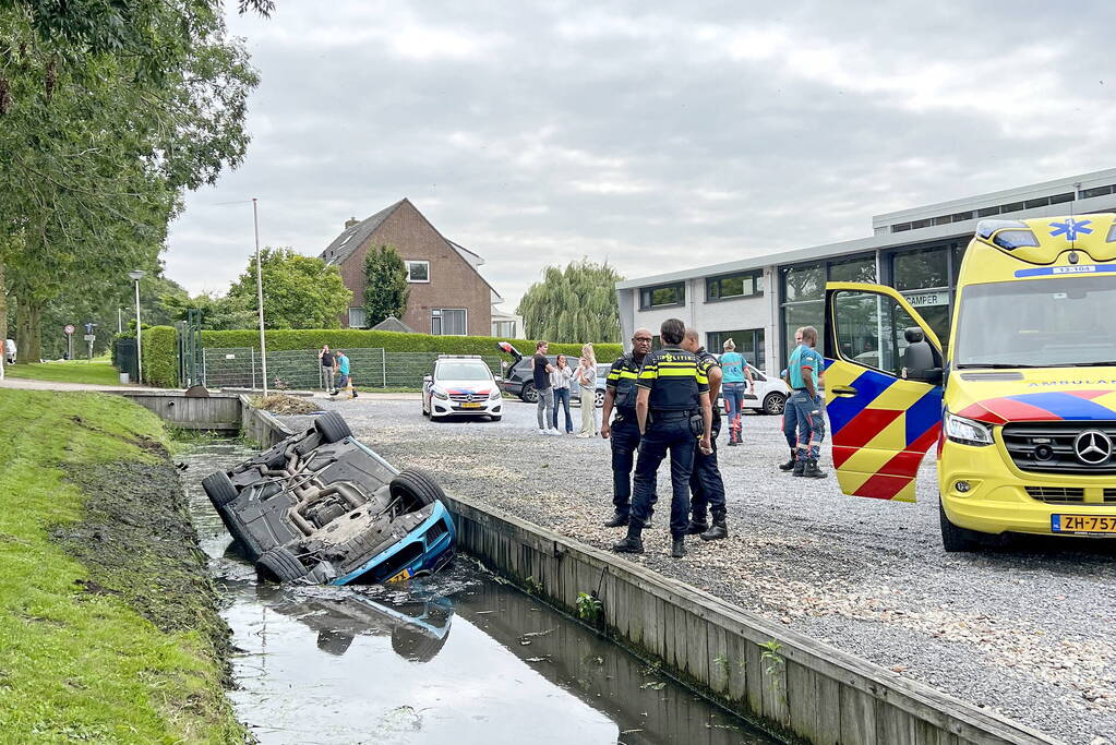 Traumahelikopter ingezet voor auto te water