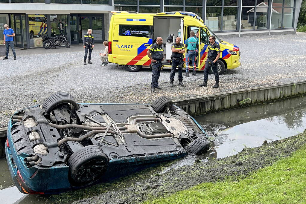 Traumahelikopter ingezet voor auto te water