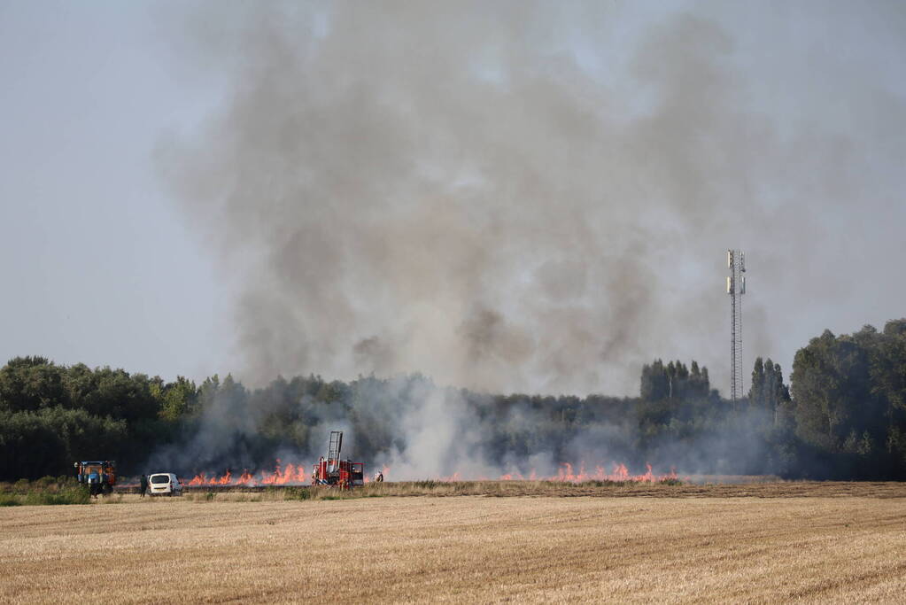 Grote brand op weiland