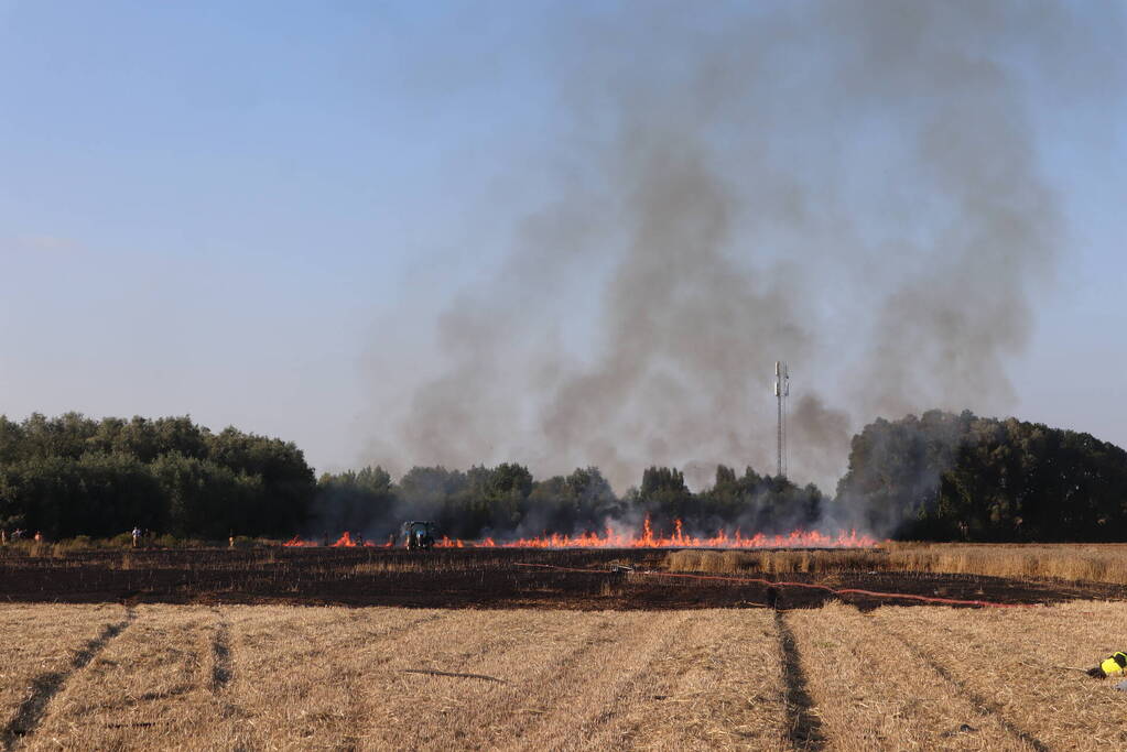 Grote brand op weiland