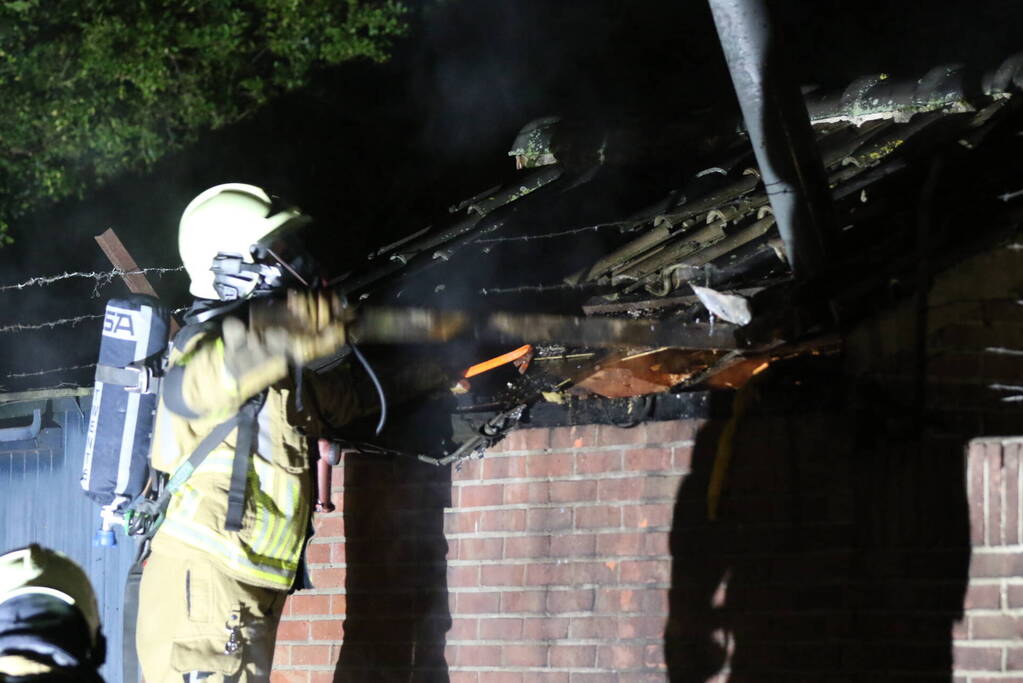 Brand in motor slaat over naar schuur