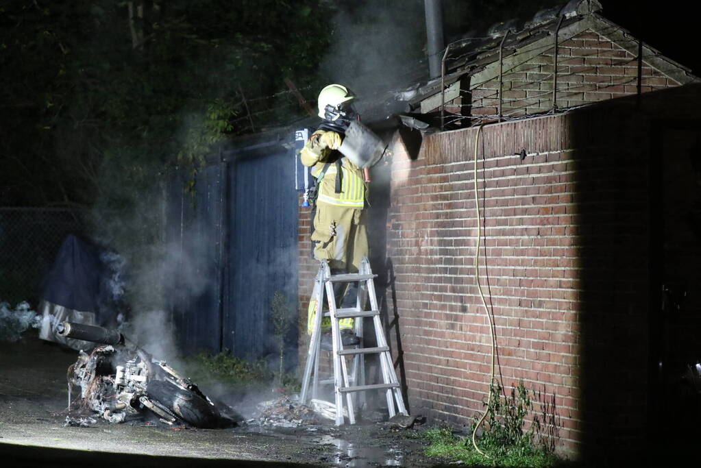 Brand in motor slaat over naar schuur