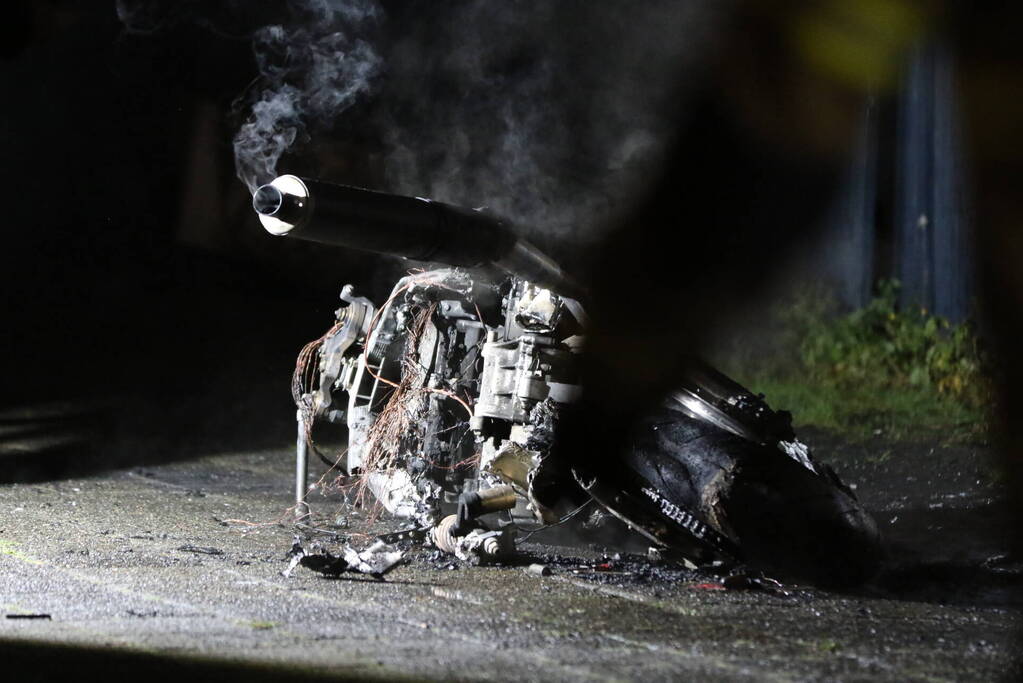 Brand in motor slaat over naar schuur