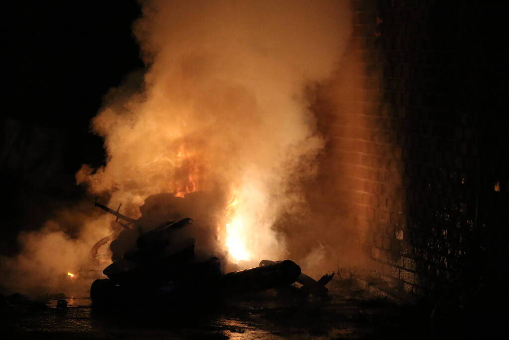 Brand in motor slaat over naar schuur