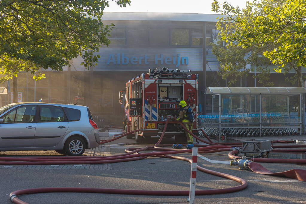 Grote uitslaande brand bij Albert Heijn