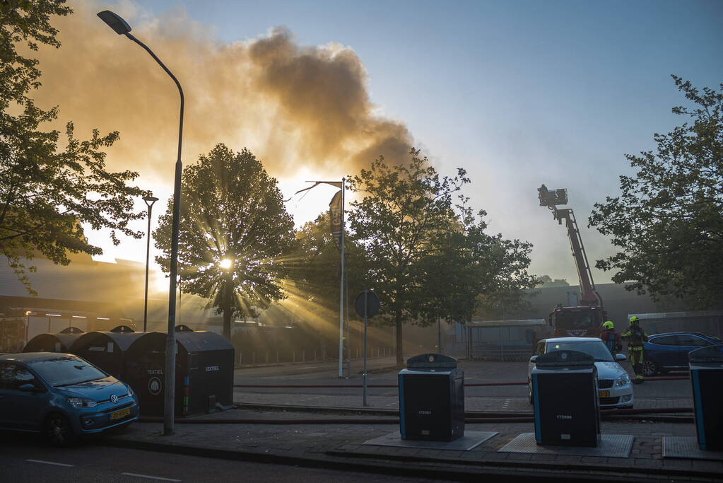 Grote uitslaande brand bij Albert Heijn