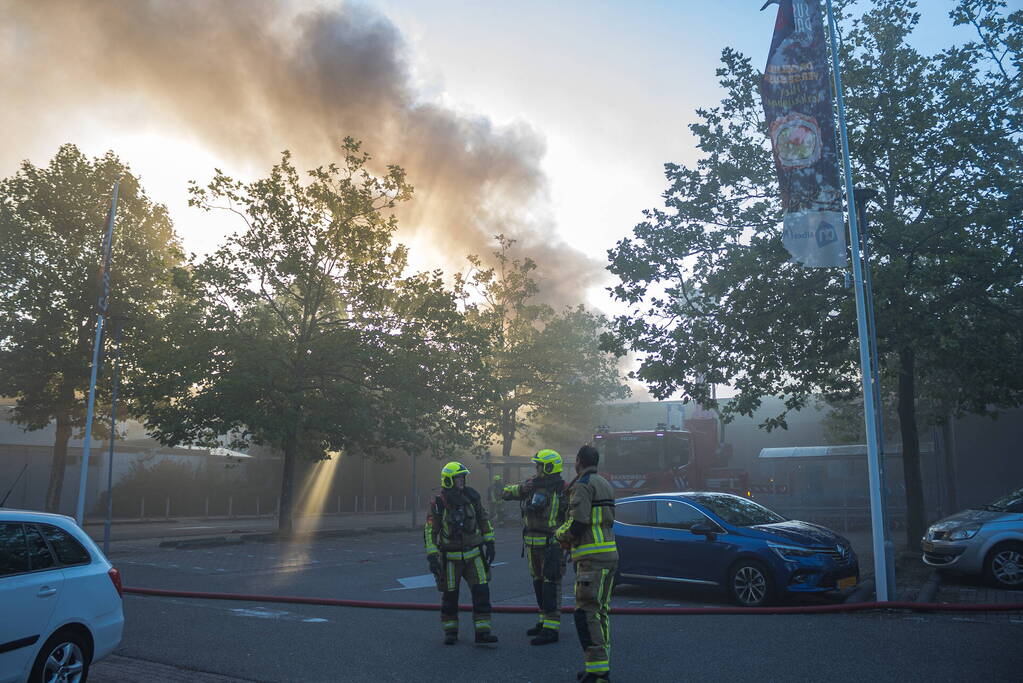 Grote uitslaande brand bij Albert Heijn