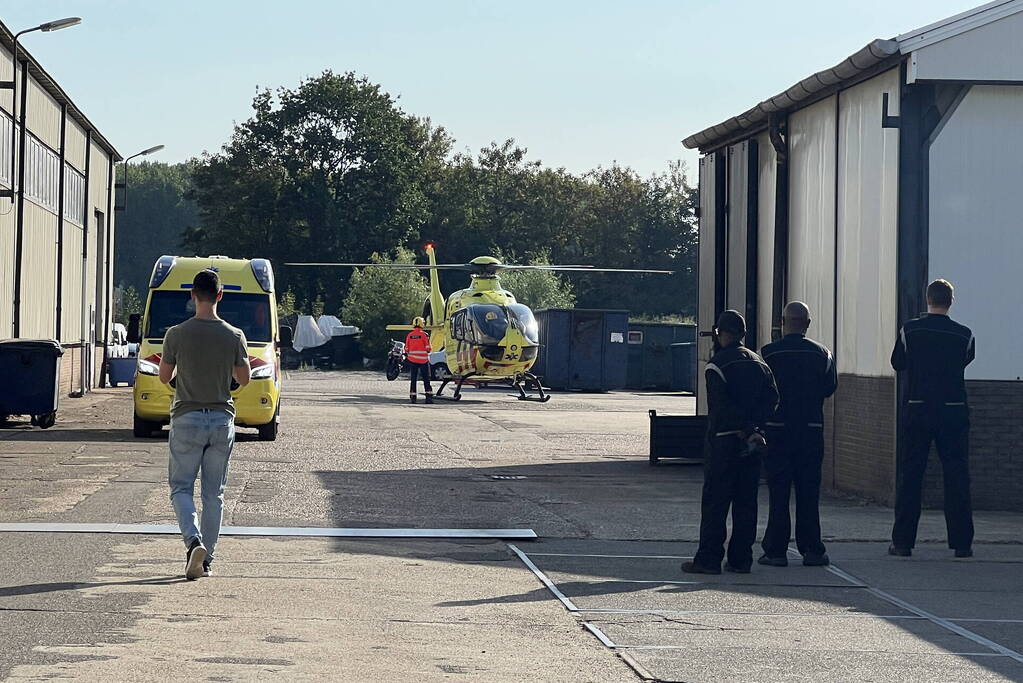 Man ernstig gewond na van van hoogte