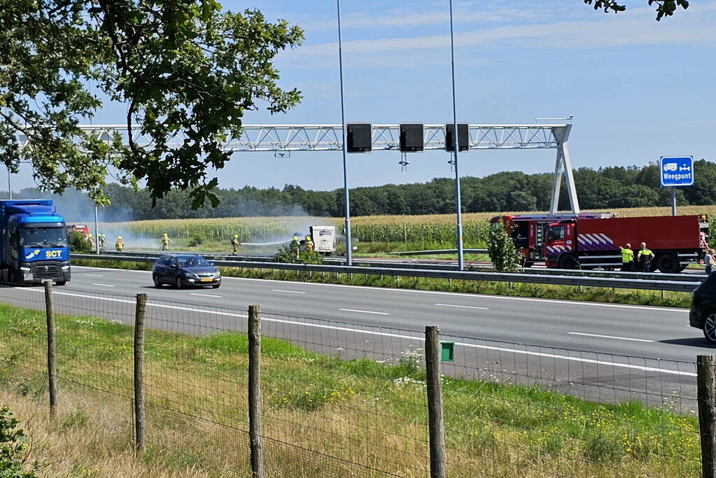 Camper gaat in vlammen op op snelweg