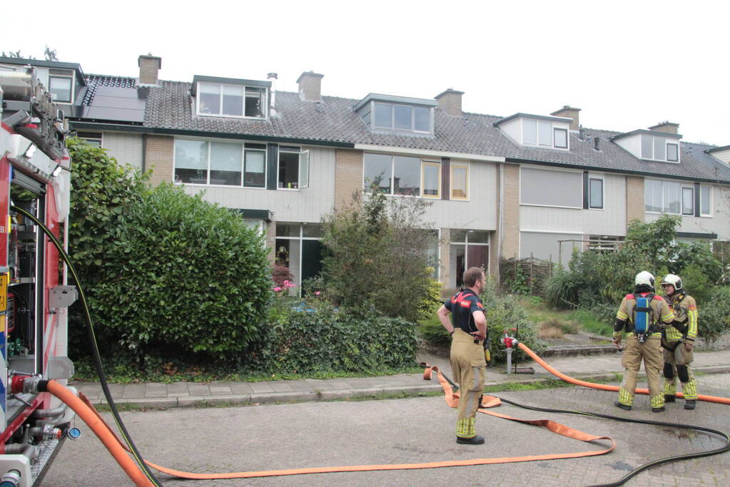 Brandweer redt kat uit brandende woning