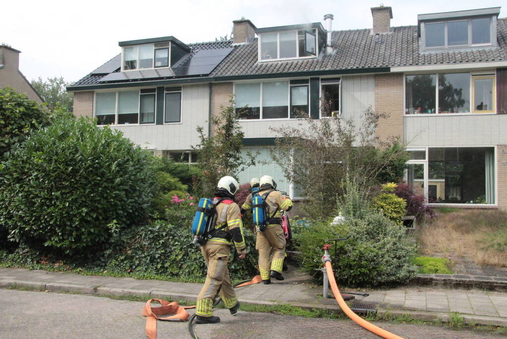 Brandweer redt kat uit brandende woning