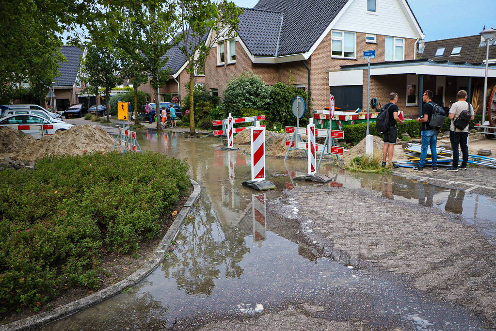 Straat onder water door leidingbreuk