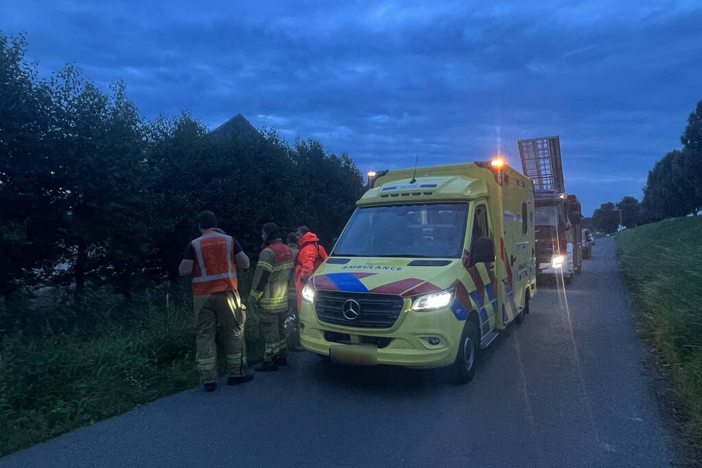 Scooterrijder komt in sloot terecht