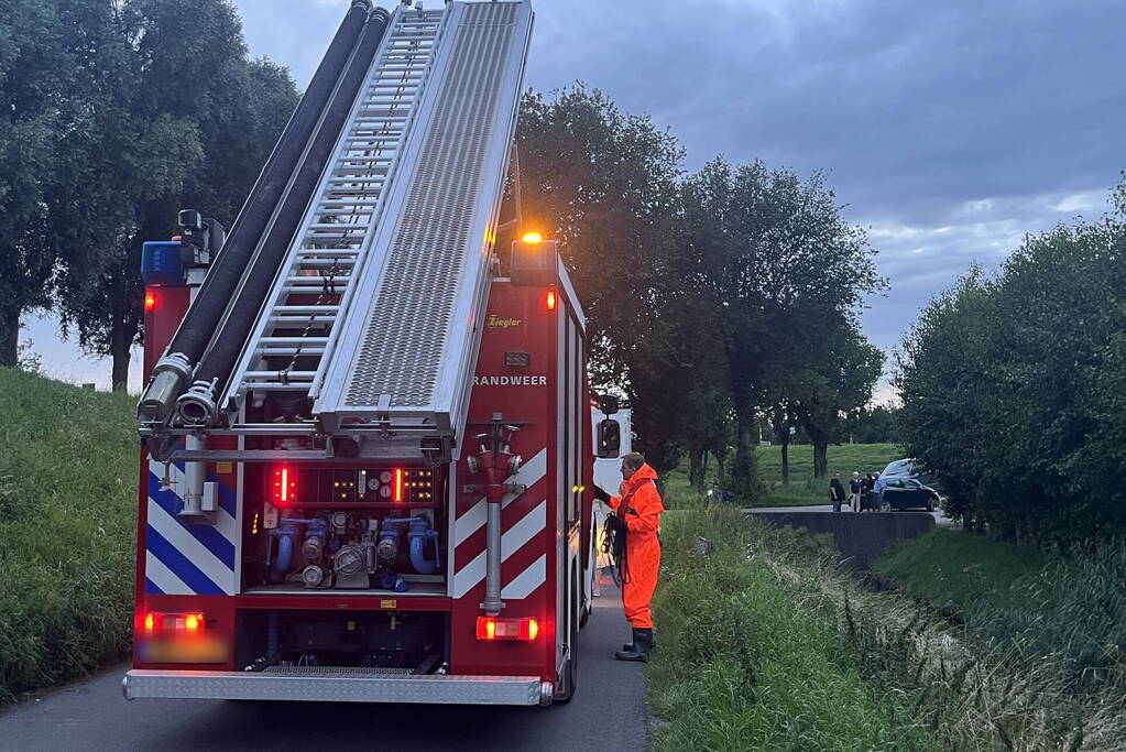 Scooterrijder komt in sloot terecht