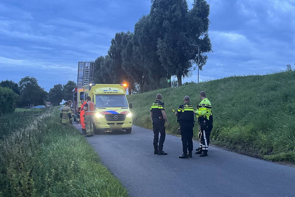 Scooterrijder komt in sloot terecht