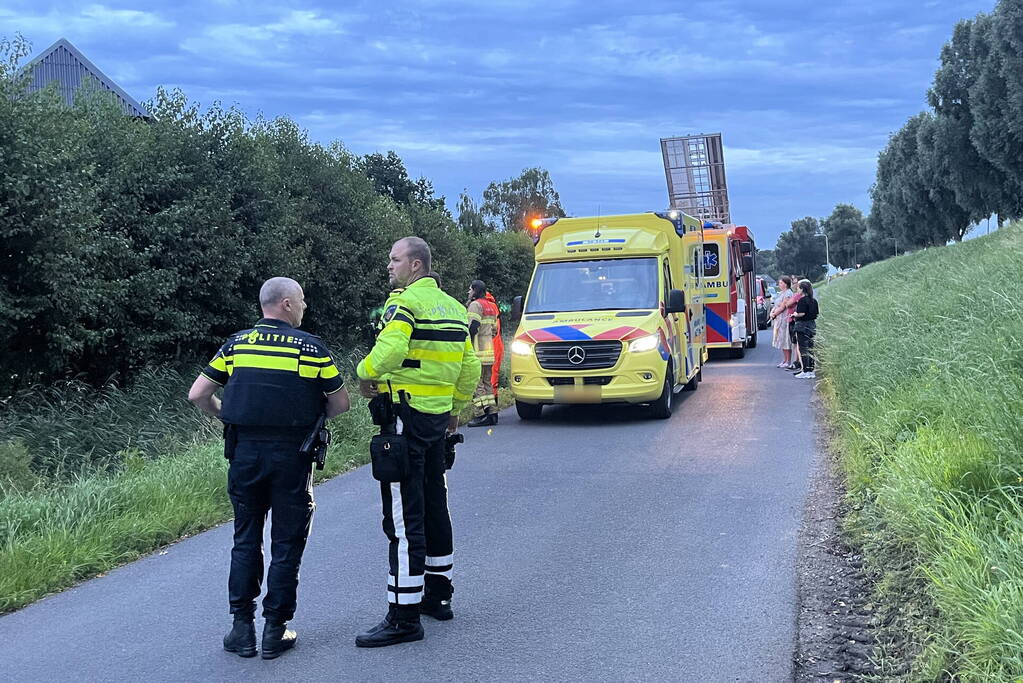 Scooterrijder komt in sloot terecht