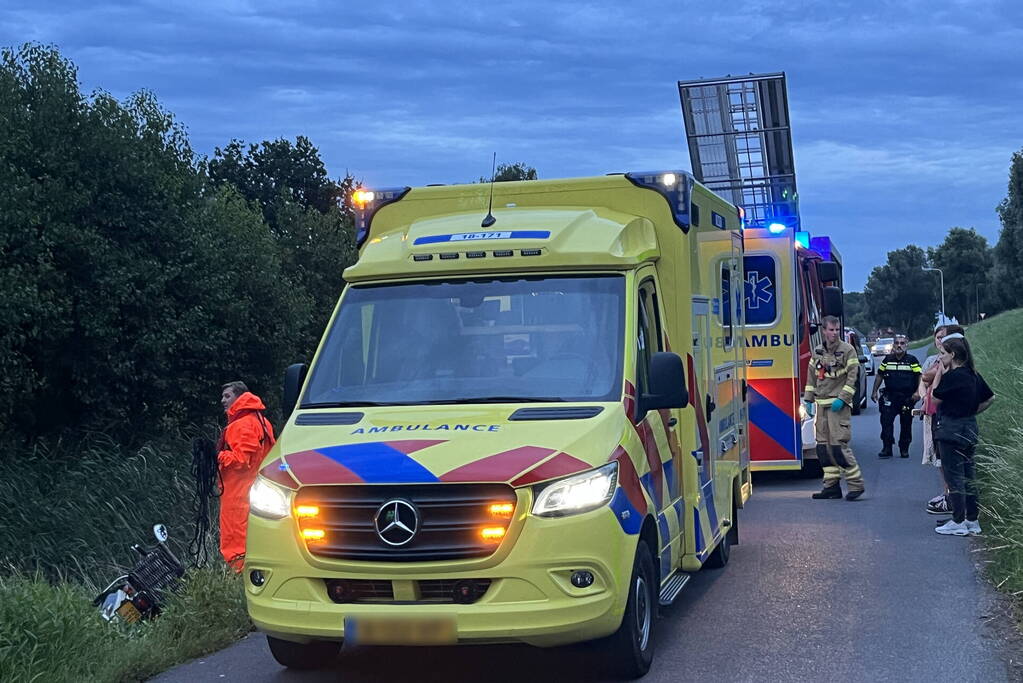 Scooterrijder komt in sloot terecht