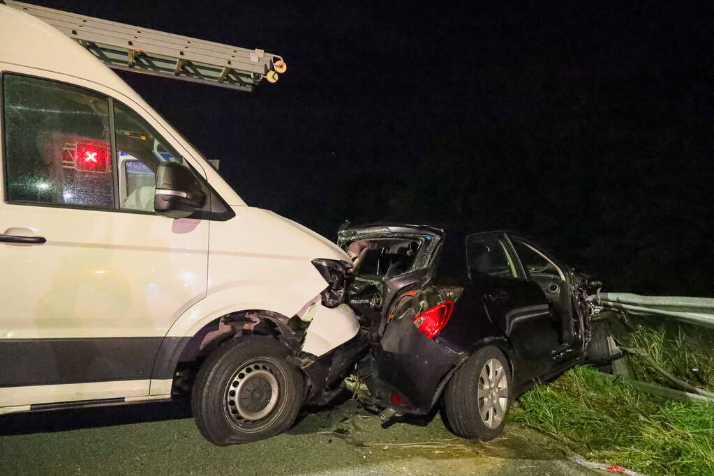 Enorme schade bij aanrijding op snelweg