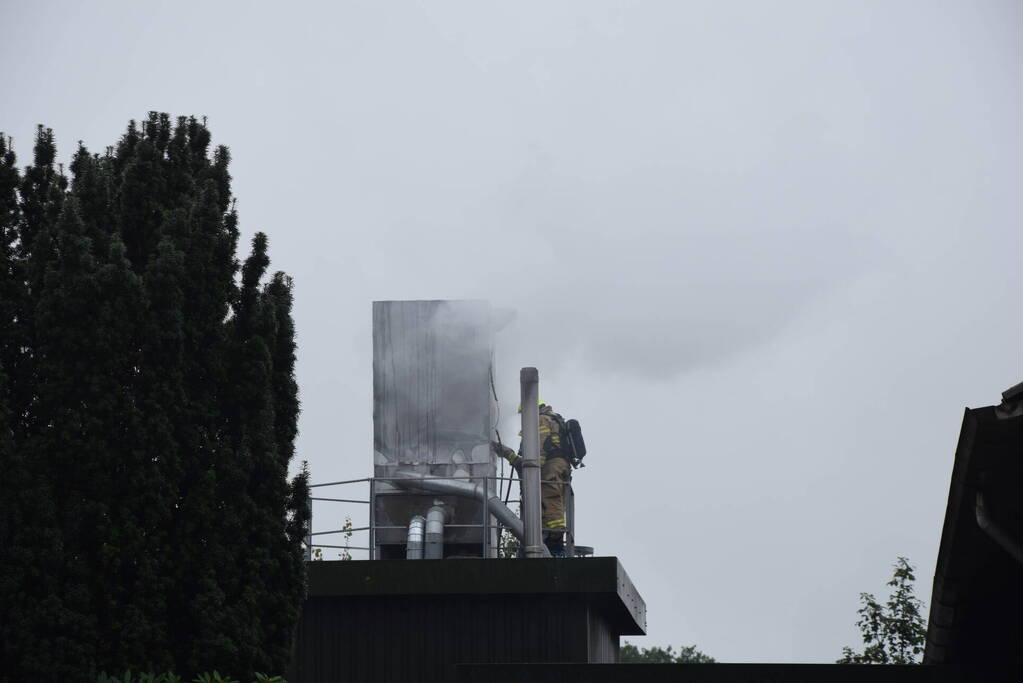 Uitslaande brand in houtverwerkingsbedrijf