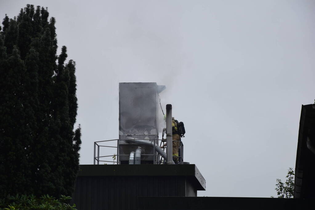 Uitslaande brand in houtverwerkingsbedrijf