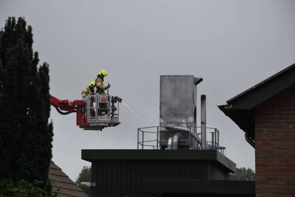 Uitslaande brand in houtverwerkingsbedrijf