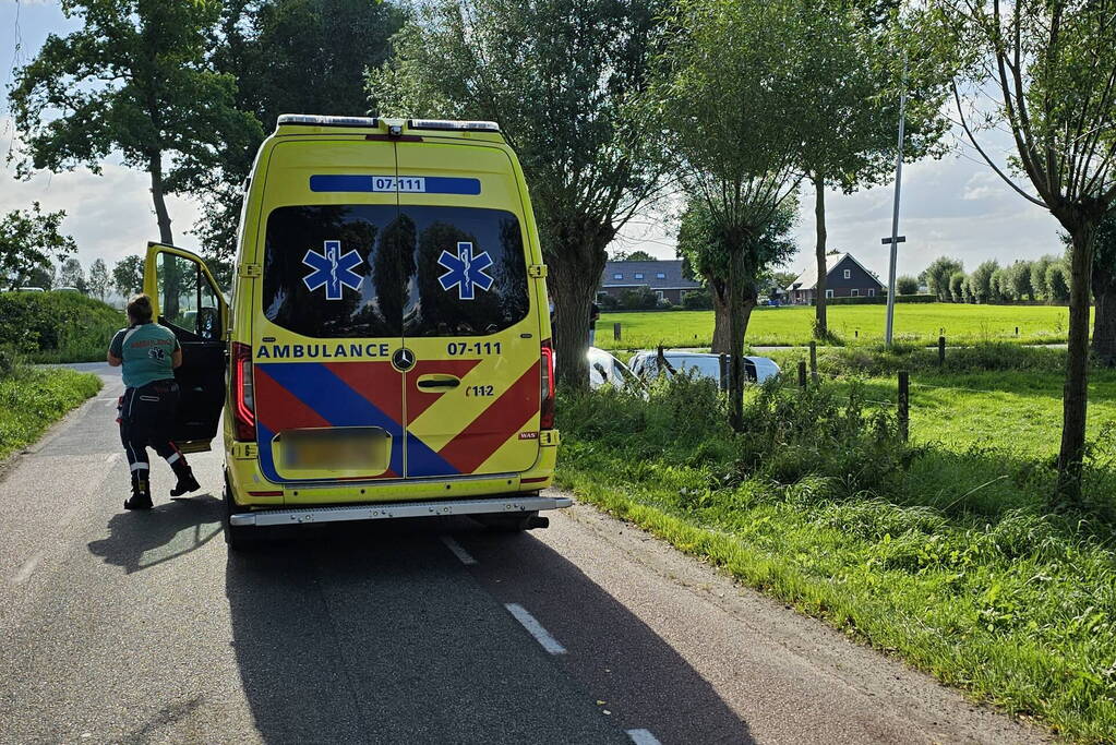 Twee auto's in de sloot na ongeval