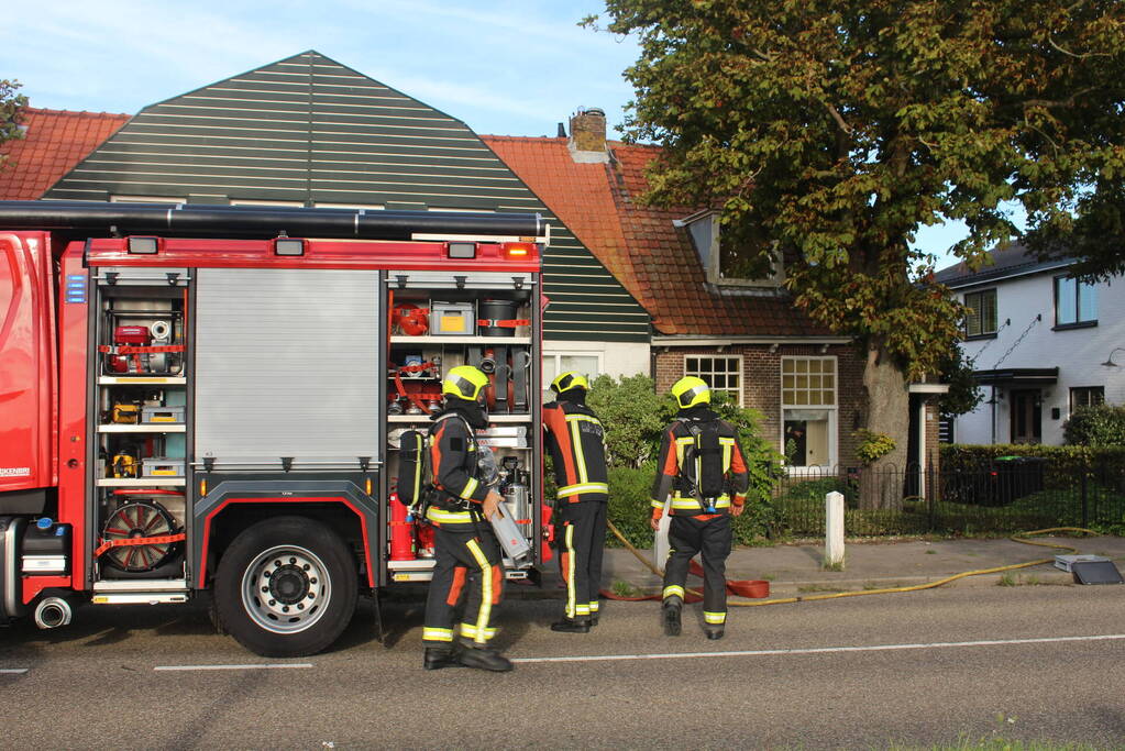 Brand tussen de muur van woningen