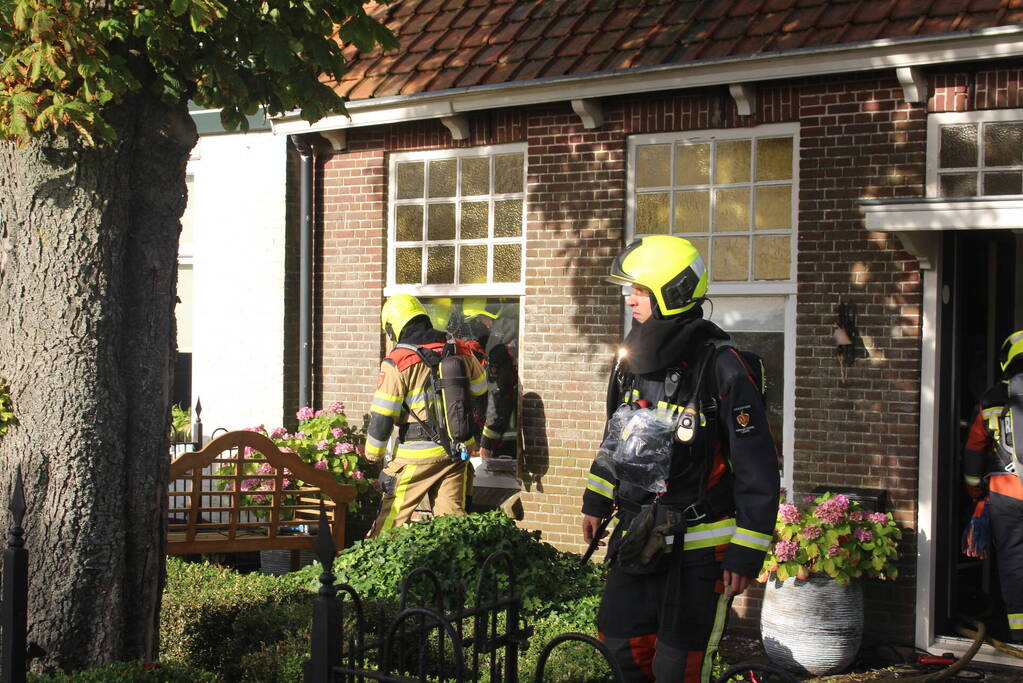 Brand tussen de muur van woningen