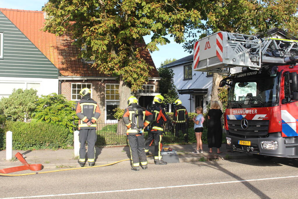 Brand tussen de muur van woningen
