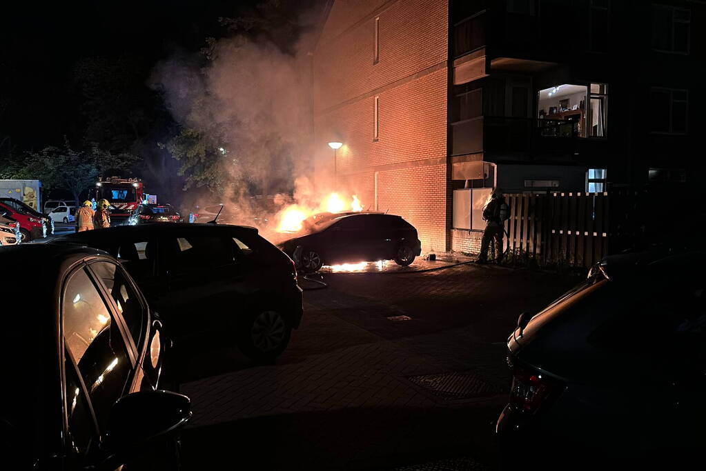 Politie onderzoekt brand in twee personenauto's