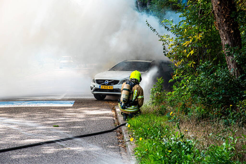 Auto rijdend in brand gevlogen