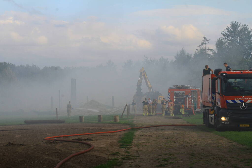 Schuur met hooibalen en gereedschap in brand
