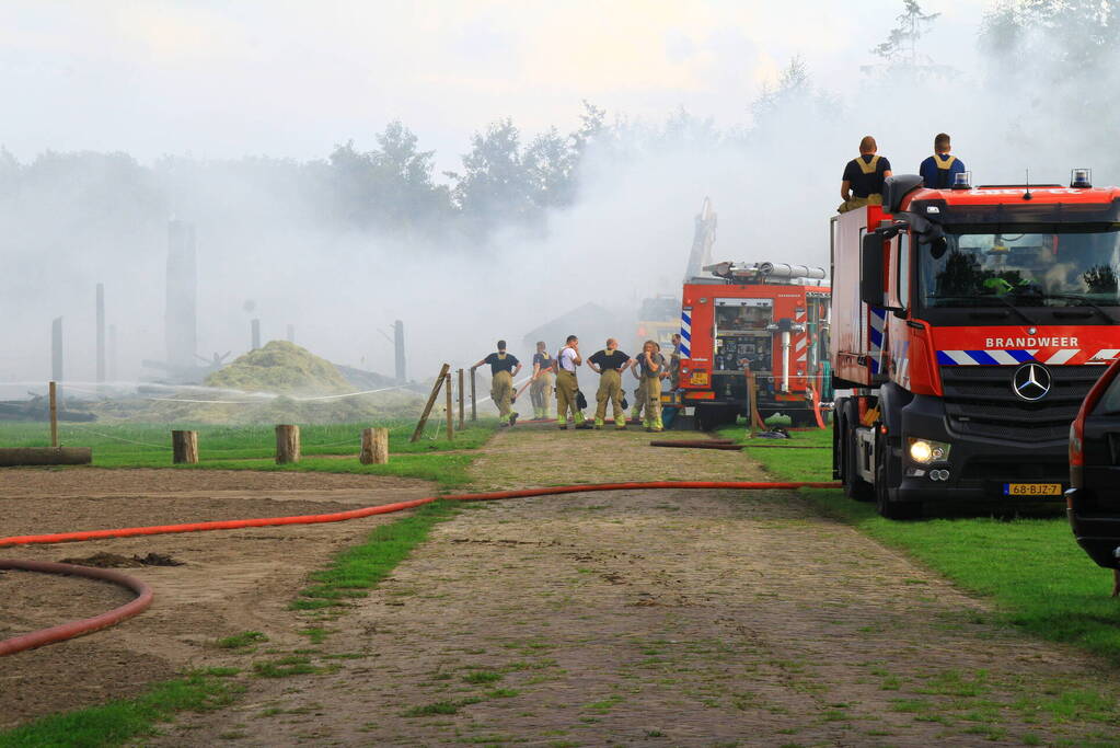 Schuur met hooibalen en gereedschap in brand