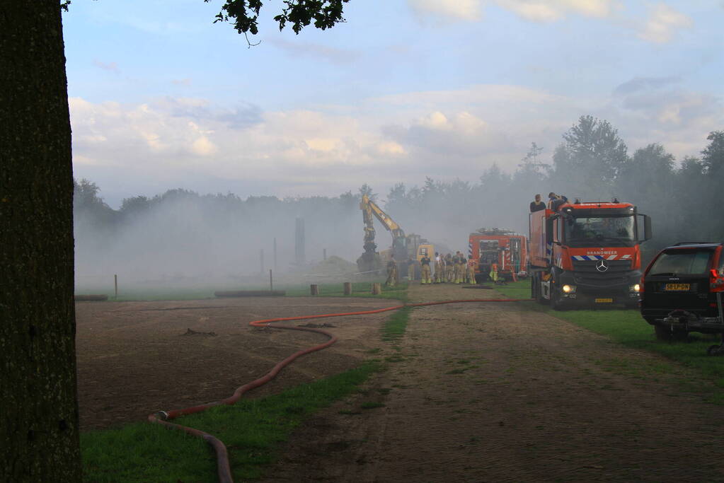 Schuur met hooibalen en gereedschap in brand