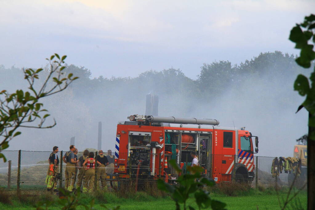 Schuur met hooibalen en gereedschap in brand