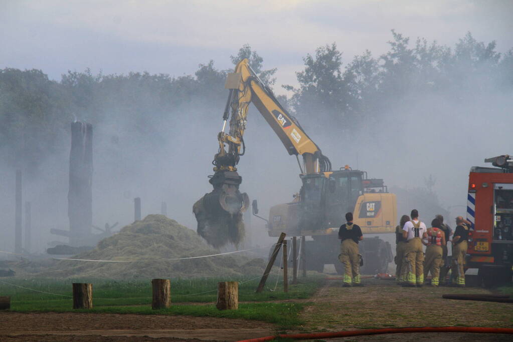 Schuur met hooibalen en gereedschap in brand