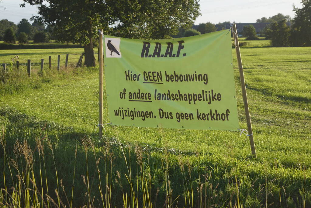 Spandoeken geplaatst uit protest tegen Islamitische begraafplaats