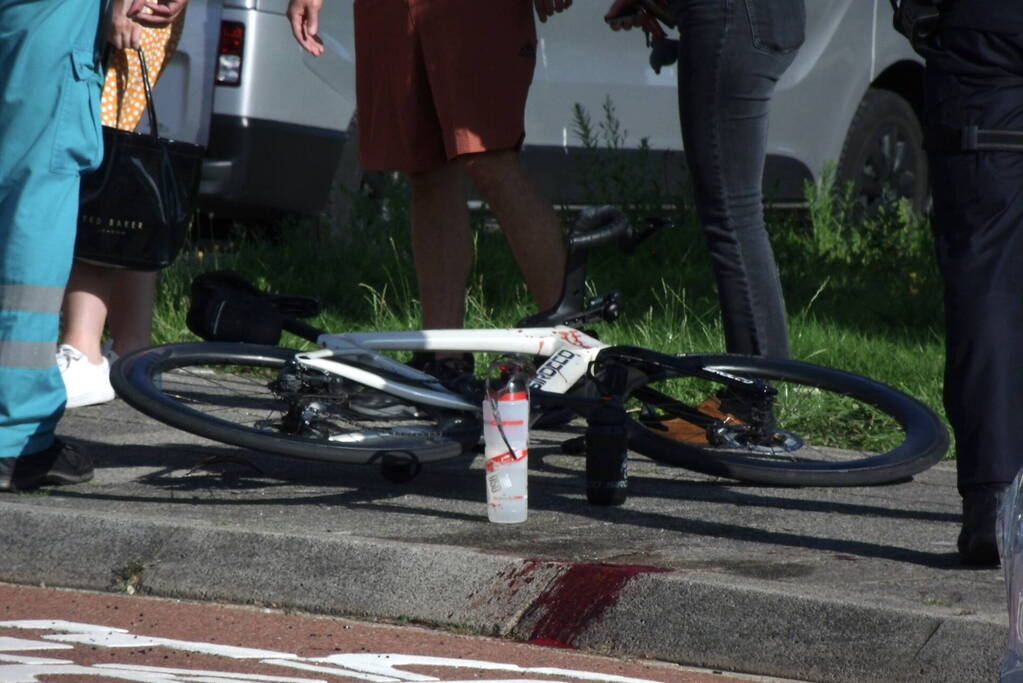 Wielrenner gewond bij botsing tegen auto