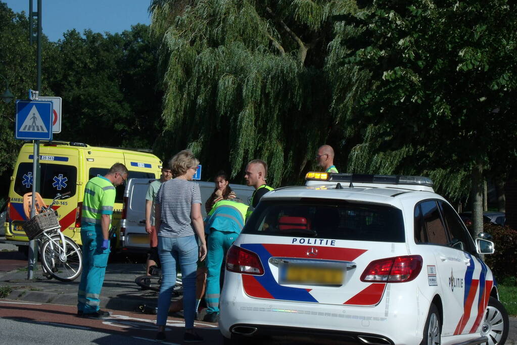 Wielrenner gewond bij botsing tegen auto