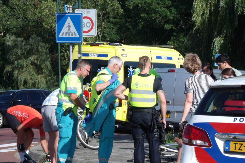 Wielrenner gewond bij botsing tegen auto