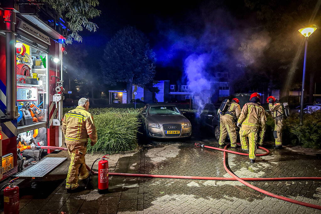 Voertuig brandt uit op parkeerplaats