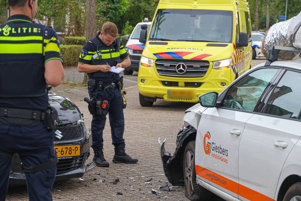 Veel schade bij botsing in Bovenmaten